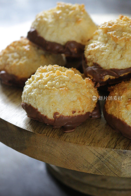 你可以想象新鲜出炉的浸在牛奶巧克力里的椰子蛋白杏仁饼堆在木蛋糕架上的样子，它是用干椰子、蛋白、糖、黄油和香草味混合而成，还有浸在融化巧克力里的饼干/饼干。
